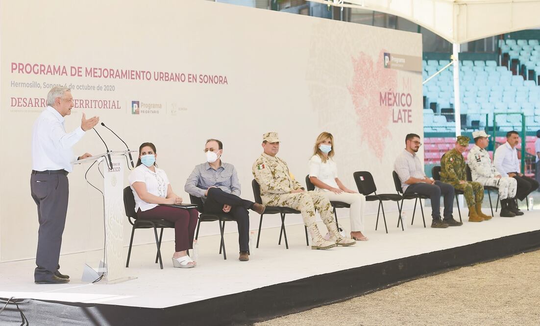 El presidente Andrés Manuel López Obrador indicó que últimamente hay enfrentamientos entre grupos del narcotráfico, al encabezar un acto en el estadio Héctor Espino, donde lo acompañó la gobernadora de Sonora, Claudia Pavlovich. Foto: PRESIDENCIA