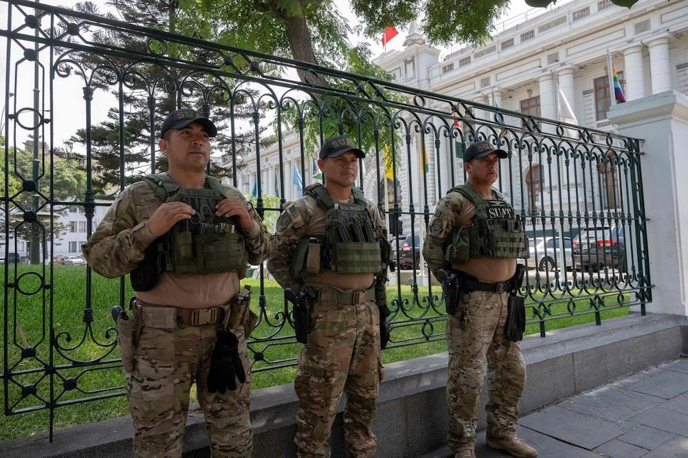 La policía peruana hace guardia afuera del edificio del Congreso. Foto: AFP