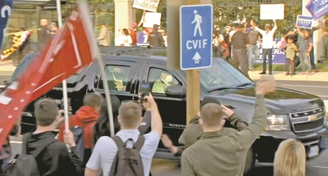 Trump muestra mejoría y sale a “sorprender” a simpatizantes