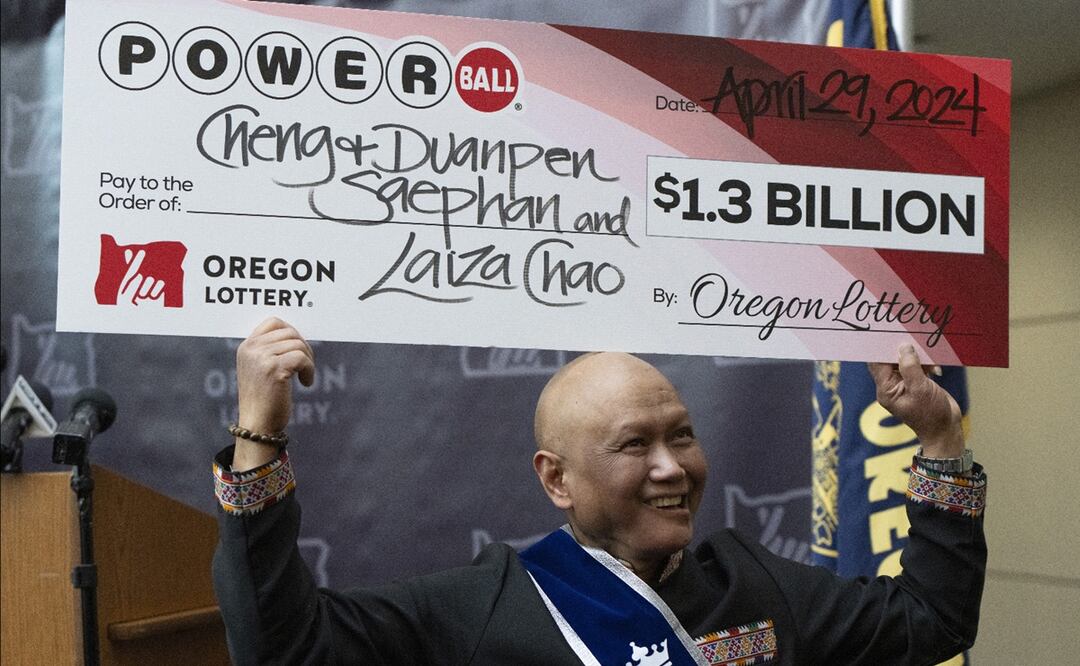 Cheng Saephan, de Portland, dijo que él y su esposa dividirían el premio a partes iguales con una amiga que aportó 100 dólares para comprar un lote de billetes con ellos. Foto: AP