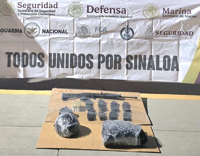 Aseguramiento de armas tras enfrentamiento en la sindicatura de Costa Rica, Sinaloa (15/01/2025). Foto: Oficial