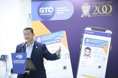 Gobernador de Guanajuato presenta las nuevas licencias de conducir con elementos extra de seguridad