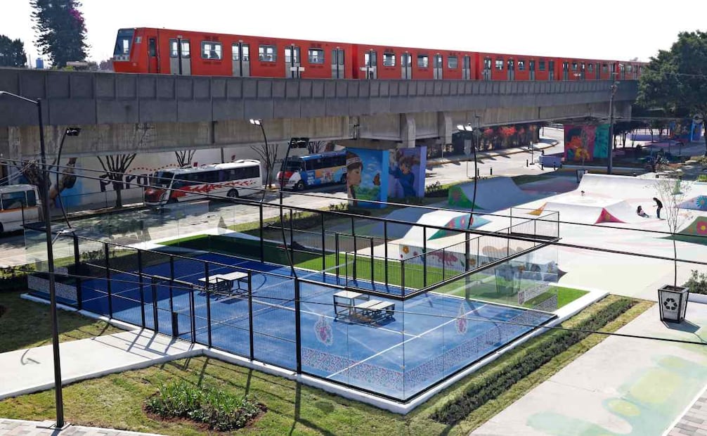 El Gobierno de la CDMX rehabilita 300 canchas de futbol —y las alcaldías se encargarán de otras 200— para que toda la población tenga acceso a practicar este deporte, motivada por el Mundial. Fotos: Carlos Mejía y Santiago Reyes / EL UNIVERSAL