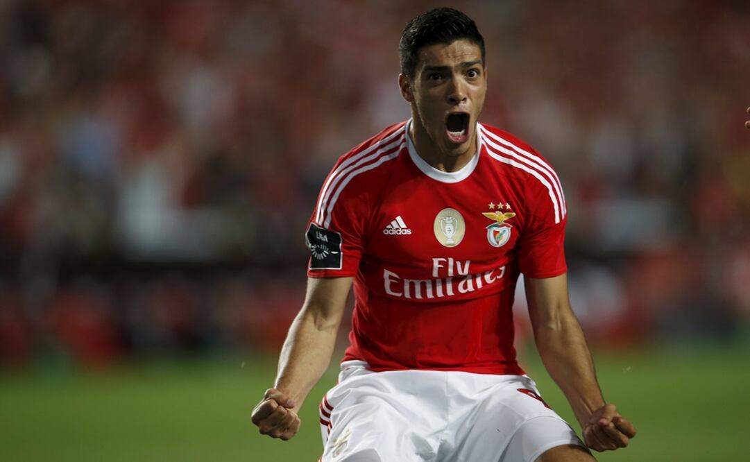 Raúj Jiménez celebra su primer gol con el Benfica. Reuters