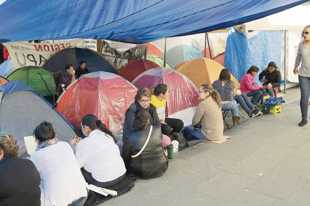 Los maestros de la CNTE mantenían ayer sus plantones afuera de oficinas de gobierno del estado. (ARCHIVO EL UNIVERSAL)