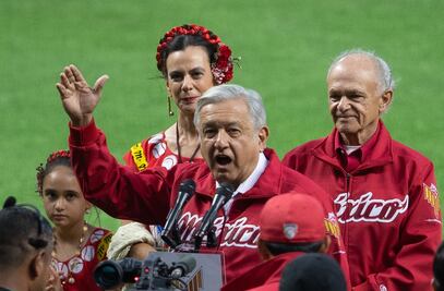 Calderón condena abucheos a AMLO; pide respetar al Presidente