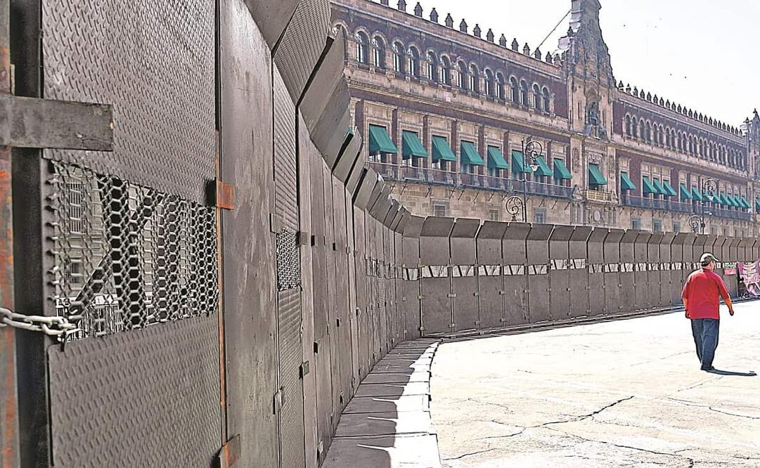 Ante protestas feministas, la mañana del 5 de marzo Palacio Nacional ya contaba con el muro. Foto: ARCHIVO EL UNIVERSAL