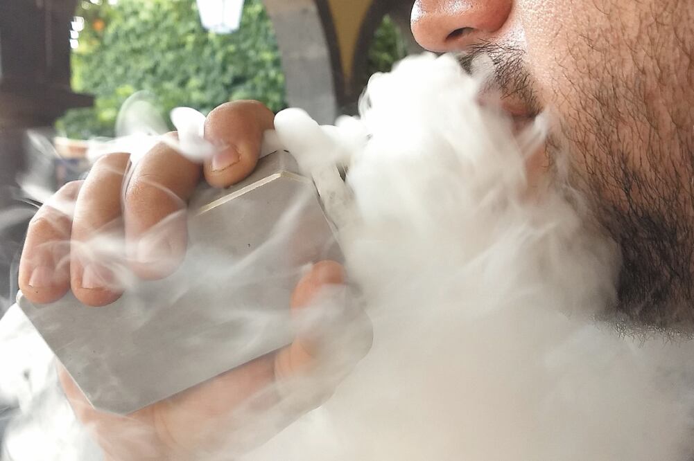 En los últimos años el cigarro electrónico ha tenido un gran auge, pese a que expertos dicen que no ayudan a dejar de fumar y provocan daños a la salud. Foto: ARCHIVO EL UNIVERSAL