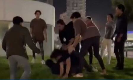 VIDEO: Así fue la brutal golpiza que entre 7 le dieron a un joven en Puebla; autoridades los buscan