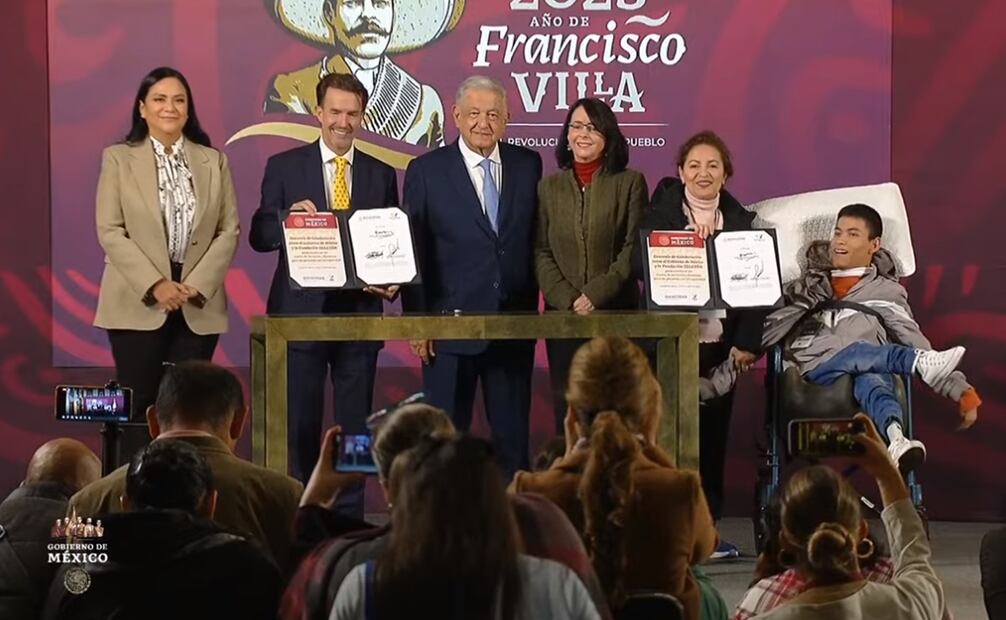 AMLO firma convenio con Teletón para donar una casa en Las Lomas para crear un centro de inclusión y bienestar. Foto Captura