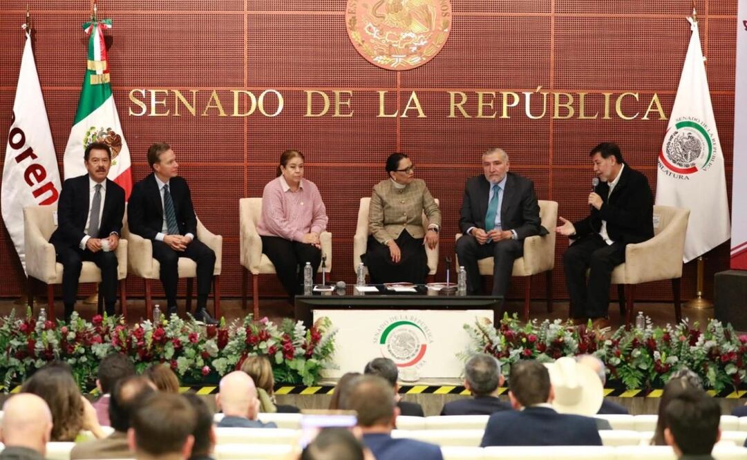 A piedra y lodo, sin acceso a los medios, la bancada de Morena en el Senado inició su reunión plenaria. Foto: Especial