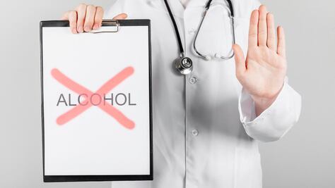 ¿Por qué no beber alcohol al tomar antibióticos?