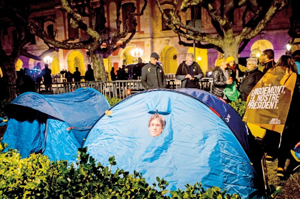 Manifestantes independentistas montaron un campamento frente al Parlamento regional de Cataluña, tras el aplazamiento de la sesión de investidura. (QUIQUE GARCÍA. EFE)