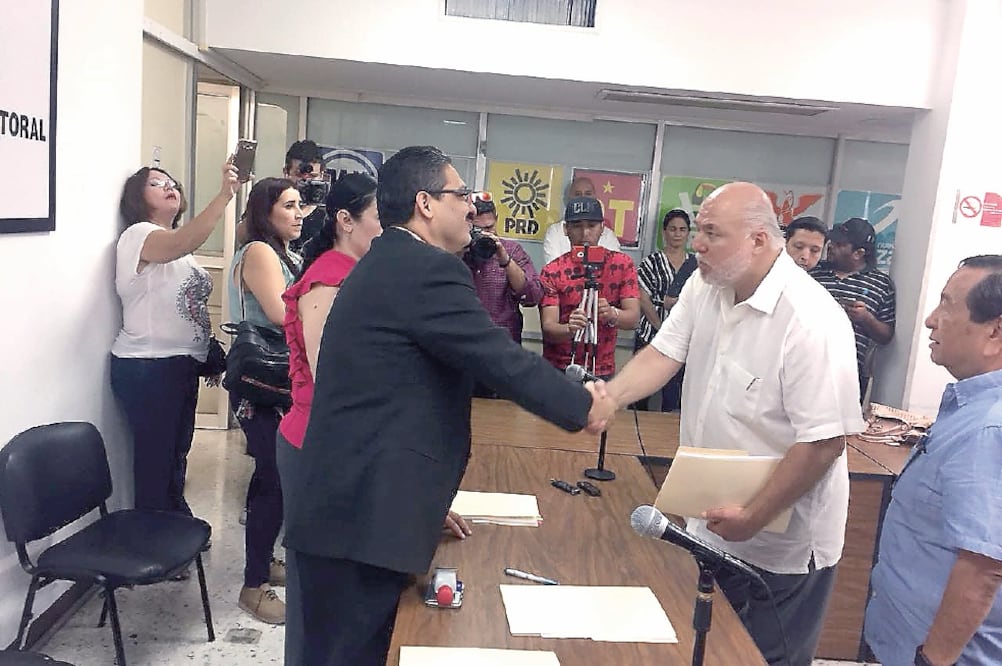 El legislador Manuel Clouthier Carrillo presentó ante el INE su carta de intención para buscar un escaño para senador (JAVIER CABRERA. EL UNIVERSAL)