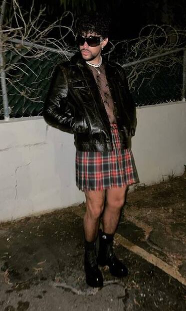 La falda y transparencia de Bad Bunny desatan discusión en Instagram