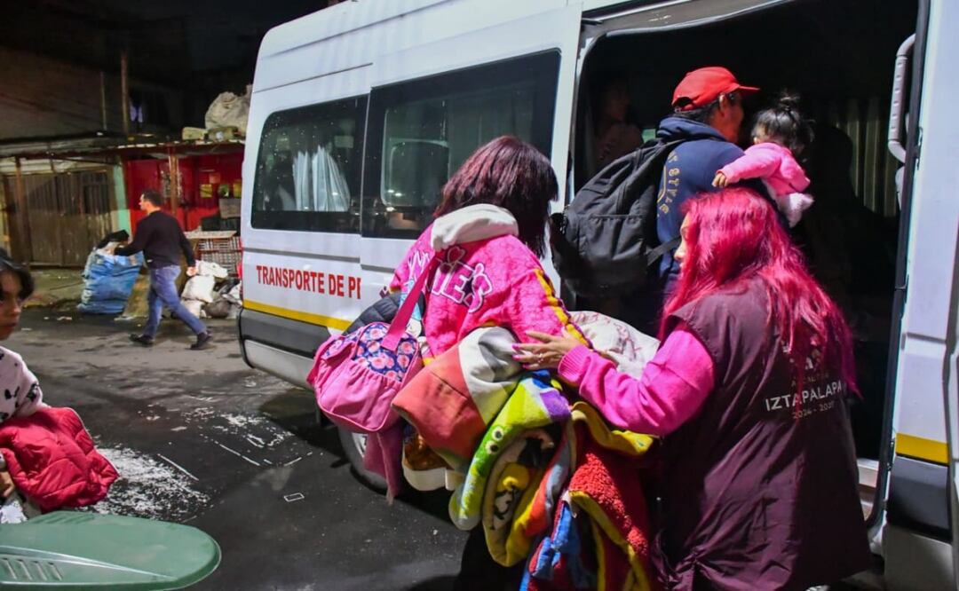 Socavón en Iztapalapa obliga a evacuar a ocho familias tras intensas lluvias. Foto: Especial
