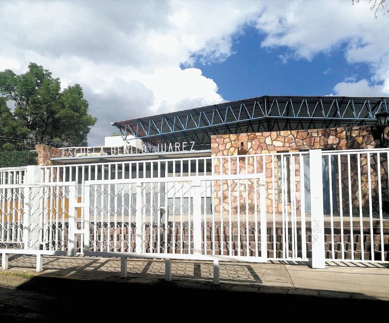 Al detectar el cambio repentino en la conducta de Nena, sus padres decidieron sacarla de la escuela Benito Juárez, ubicada en la capital de Zacatecas, donde cursaba la primaria. Foto: IRMA MEJÍA. EL UNIVERSAL