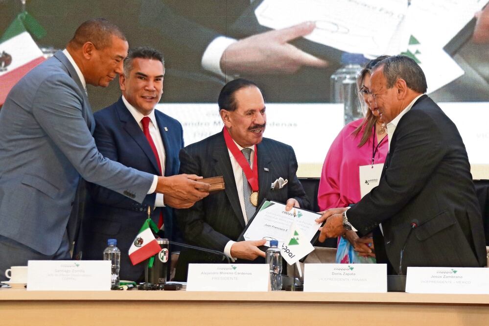 El Licenciado Juan Francisco Ealy Ortiz (centro) recibió la presea Gustavo Carvajal Moreno, Mensajero de la Paz de parte de la Copppal, Foto: Carlos Mejía / EL UNIVERSAL