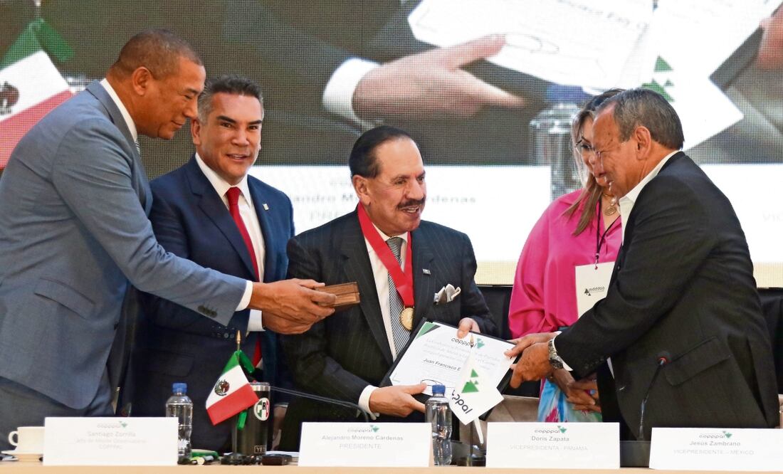 El Licenciado Juan Francisco Ealy Ortiz (centro) recibió la presea Gustavo Carvajal Moreno, Mensajero de la Paz de parte de la Copppal, Foto: Carlos Mejía / EL UNIVERSAL