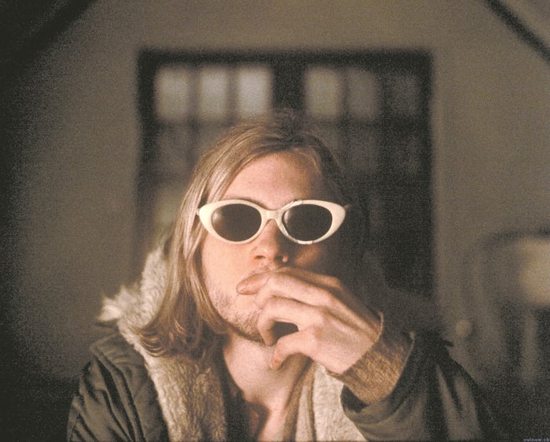 A los 27 años, Kurt Cobain, líder de Nirvana, trágicamente se quitó la vida en abril de 1994 en su casa de Seattle, un evento que lo consolidó como figura icónica del "Club de los 27". 