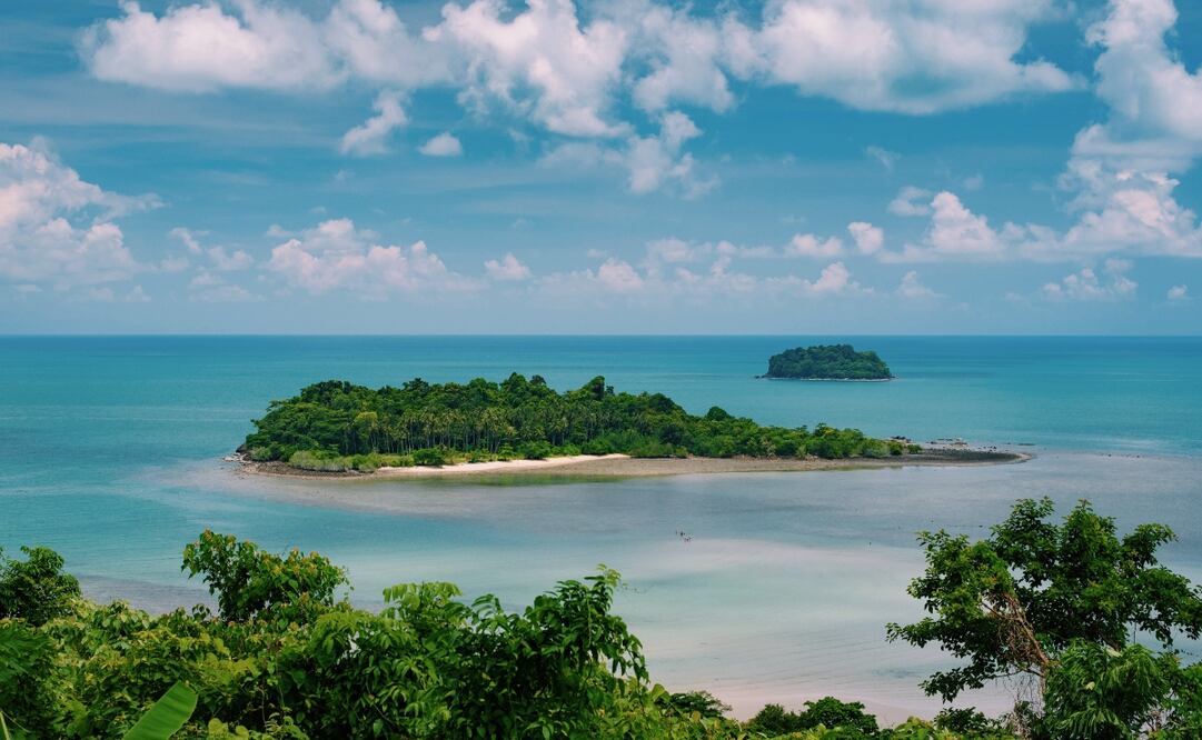 Uno de los paisajes en la isla de Koh Chang, al sur de Tailandia, donde se encuentra el hotel que demandó al turista estadounidense. Foto: Unsplash. Ragnar Vorel