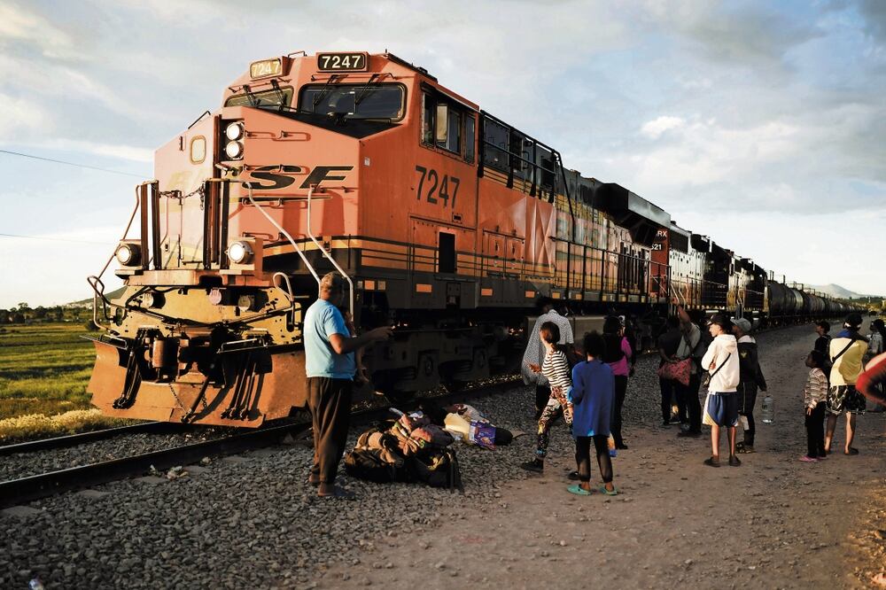 Ferromex detuvo en septiembre 60 trenes de carga en el norte del país por los flujos de migrantes. Foto: AP