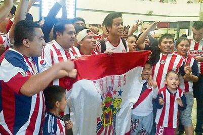 Candente bienvenida a Chivas en el AICM