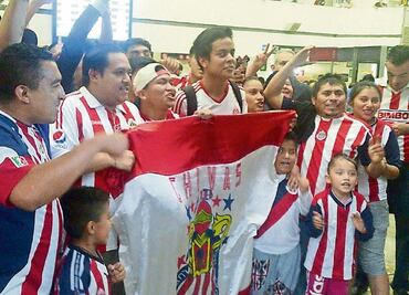 Candente bienvenida a Chivas en el AICM