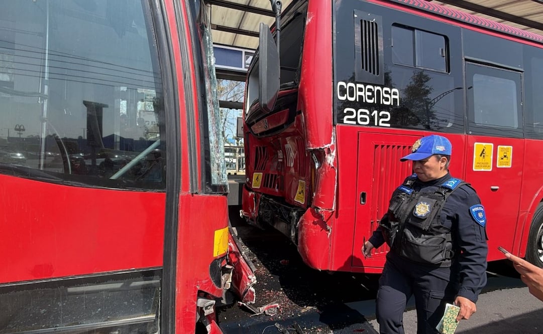 Choque entre unidades del Metrobús en Línea 5. Foto: especial