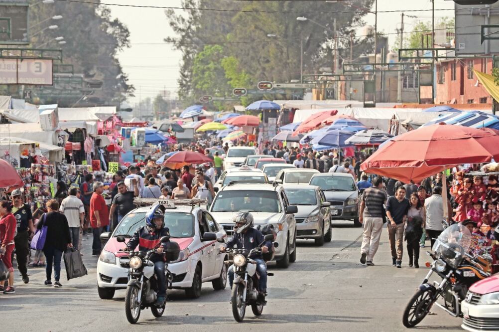 En las inmediaciones de La Lagunilla y Tepito los carriles se reducen considerablemente por los puestos que ofertan desde juguetes hasta comida. Foto: JUAN CARLOS REYES. EL UNIVERSAL