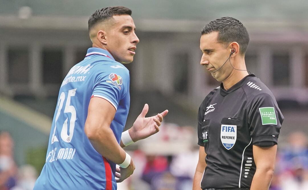 Ramiro Funes Mori con el árbitro César Ramos - FOTO: Especial