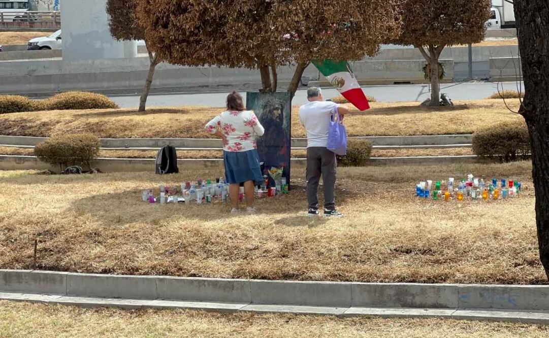 Mantienente altar en memoria de los que perdieron la vida en la explosión de la pipa de gas en Iztapalapa.
Foto: Juan Carlos Williams