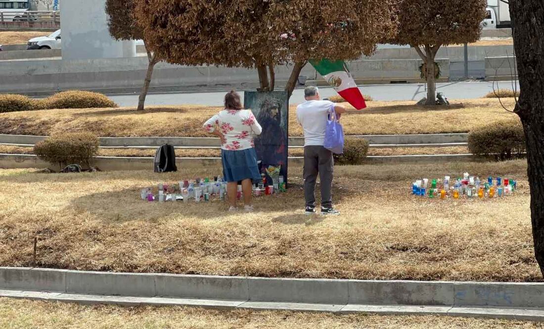 Mantienente altar en memoria de los que perdieron la vida en la explosión de la pipa de gas en Iztapalapa.
Foto: Juan Carlos Williams