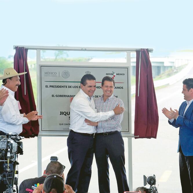 Silvano Aureoles, gobernador de Michoacán, acompañó al presidente Enrique Peña Nieto en su gira por la entidad, en la que se inauguraron varias carretera s. (EL UNIVERSAL)
