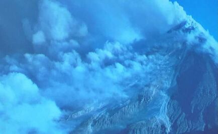 Sobrevuelan Volcán de Colima; cae ceniza