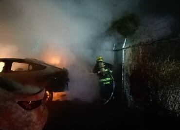 Hombre con pasamontaña entra a agencia y prende fuego a autos de lujo en Culiacán