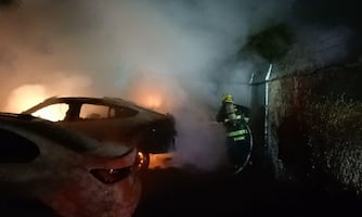 Hombres en motocicleta incendian taller mecánico y pensión de tráileres en León, Guanajuato; prenden fuego a auto en Acámbaro