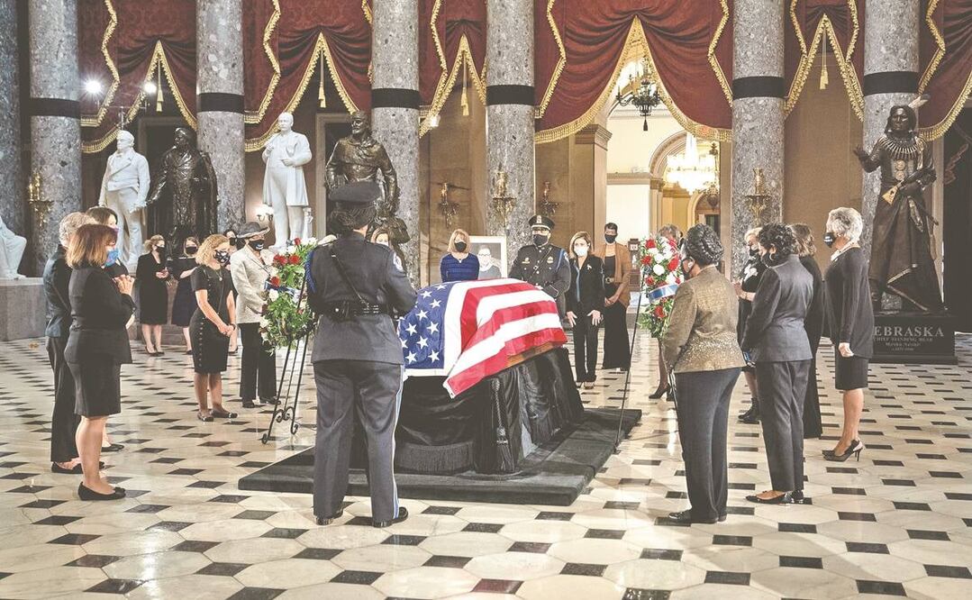 El ataúd de la jueza de la Corte Suprema de Estados Unidos, Ruth Bader Ginsburg, yació ayer en capilla ardiente en el Capitolio. Es la primera mujer y persona judía homenajeada de esa forma en la nación. Foto: ERIN SCHAFF. EFE