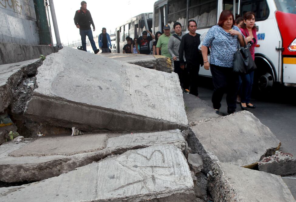 Las personas que se dirigen a la estación Pantitlán de la Línea 9 tienen que caminar sobre la avenida, pues el concreto de las banquetas está destruido Foto: ADRIÁN HERNÁNDEZ / EL UNIVERSAL