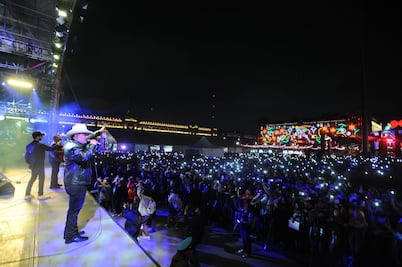 Más de 30 mil personas disfrutaron del concierto de Los Cadetes de Linares en el Zócalo