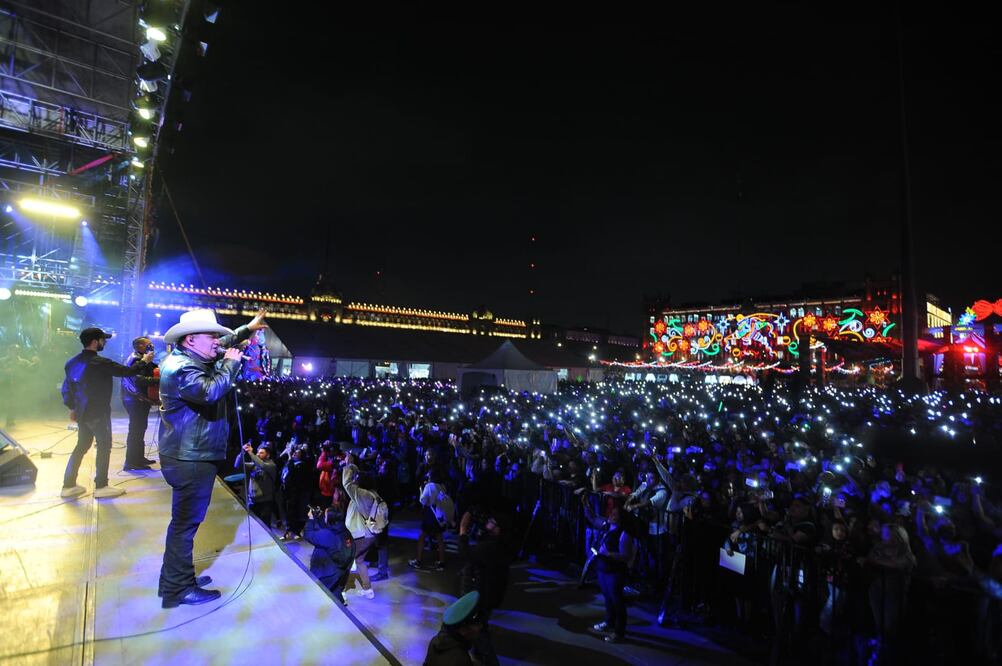 Más de 30 mil personas disfrutan del concierto de Los Cadetes de Linares en el Zócalo. Foto: Jorge Alejandro Medel