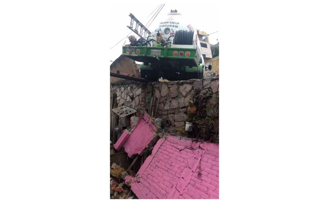 De acuerdo con autoridades, el conductor aparentemente perdió el control. Foto: Twitter @cieemergencias