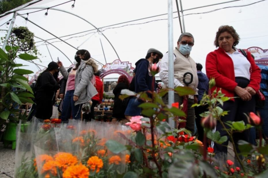 Sin importar el frío, capitalinos asisten a la Feria del Festival Flores de Otoño