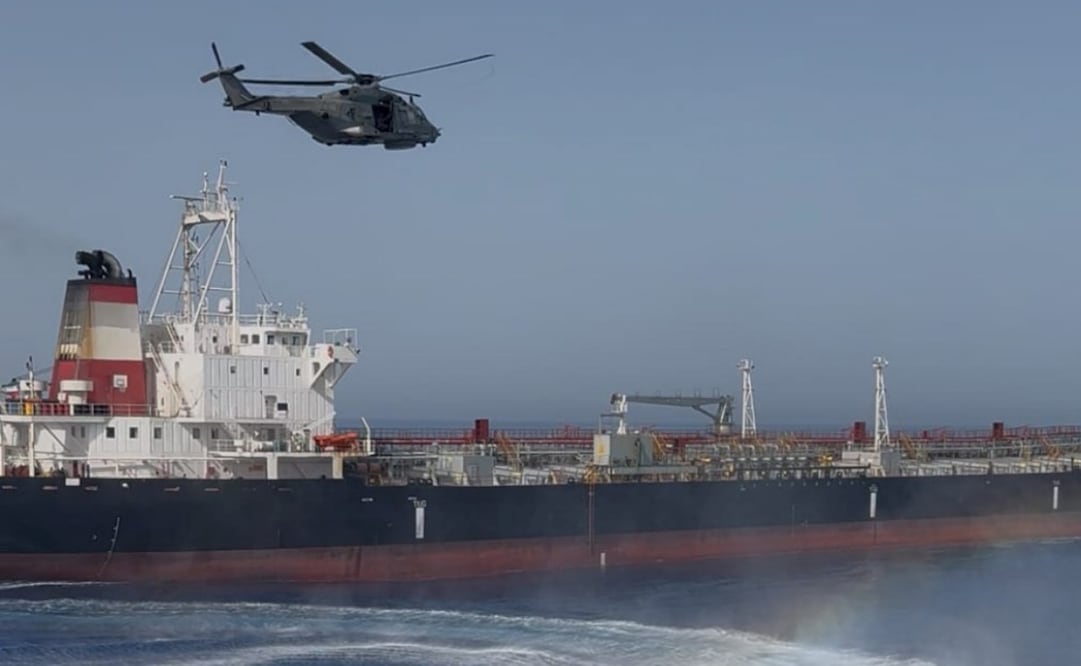 Fotografía publicada por la Alta Representante de la UE para Asuntos Exteriores y Política de Seguridad, Kaja Kallas, en su cuenta de X junto al mensaje "Estamos intensificando la presión sobre la flota sombra de Rusia. El petrolero MV SOUTH STAR, sospechoso de navegar bajo bandera falsa en violación del derecho marítimo internacional, ha sido abordado el 20 de julio por fuerzas de la Operación @EUNAVFOR_MED IRINI para verificación de bandera. Cada viaje ilícito ayuda a sostener la máquina de guerra de Rusia. Estamos respaldando nuestras sanciones con acciones en el mar.En paralelo, los Estados miembros esta semana han autorizado a la Operación @EUNAVFOR ATALANTA a comenzar a realizar abordajes de verificación de bandera de buques sospechosos de la flota sombra rusa, de la misma manera que lo hace la Operación IRINI. Esta decisión aprieta aún más la red". Foto: EFE