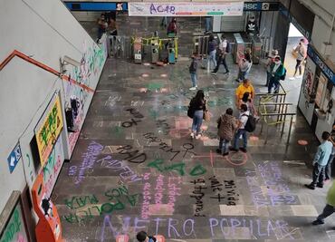Encapuchadas causan destrozos y queman objetos en Metro Chabacano