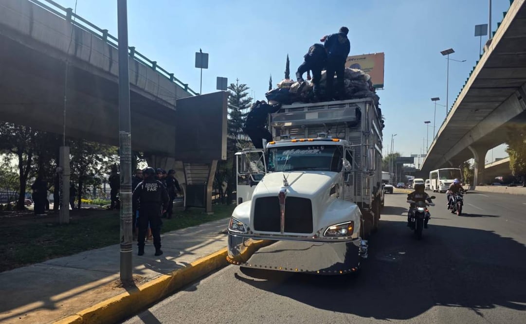 Mueren dos recolectores de basura tras golpearse contra un puente en Naucalpan; otro más resulta lesionado. Foto: Especiales.