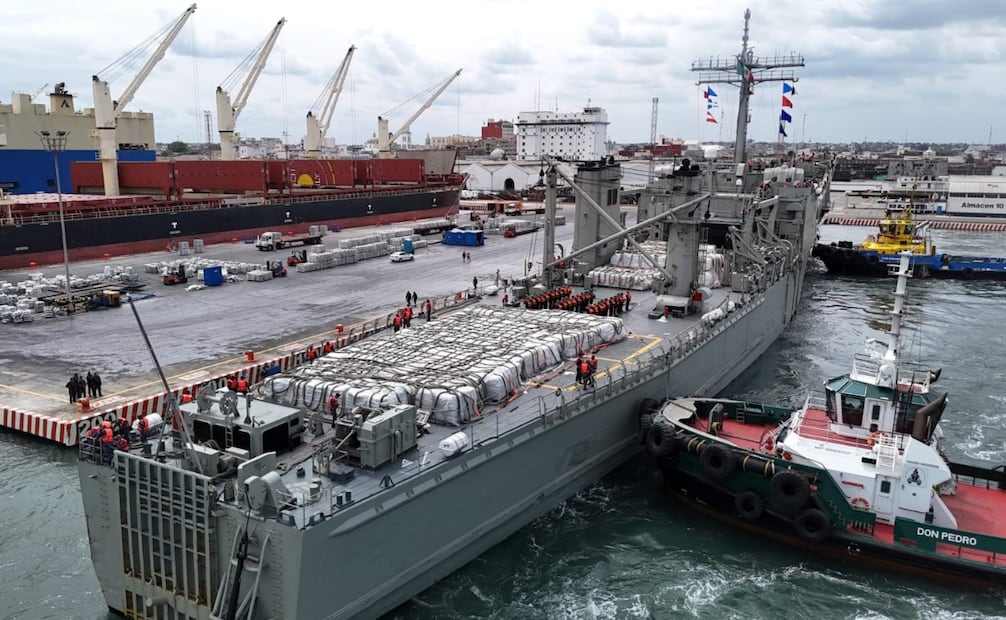 El gobierno de México ha enviado toneladas de ayuda humanitaria a Cuba. En la imagen, buques de Apoyo Logístico Papaloapan y Huasteco en el puerto de Veracruz. Foto: Especial