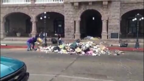 Tiran basura como protesta en palacio municipal de Guaymas