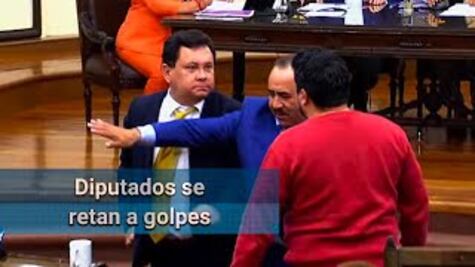 Diputados se retan a golpes en Congreso de Puebla