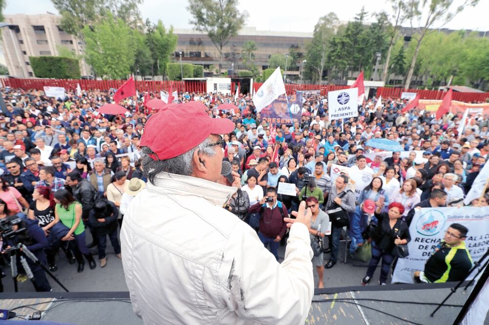 Cientos de sindicalizados se manifestaron en las inmediaciones de la Cámara de Diputados para exigir que en el TLCAN se tome en cuenta la grave situación que viven millones de obreros y campesinos en México y los bajos salarios. (IRVIN OLIVARES. EL UNIVE)